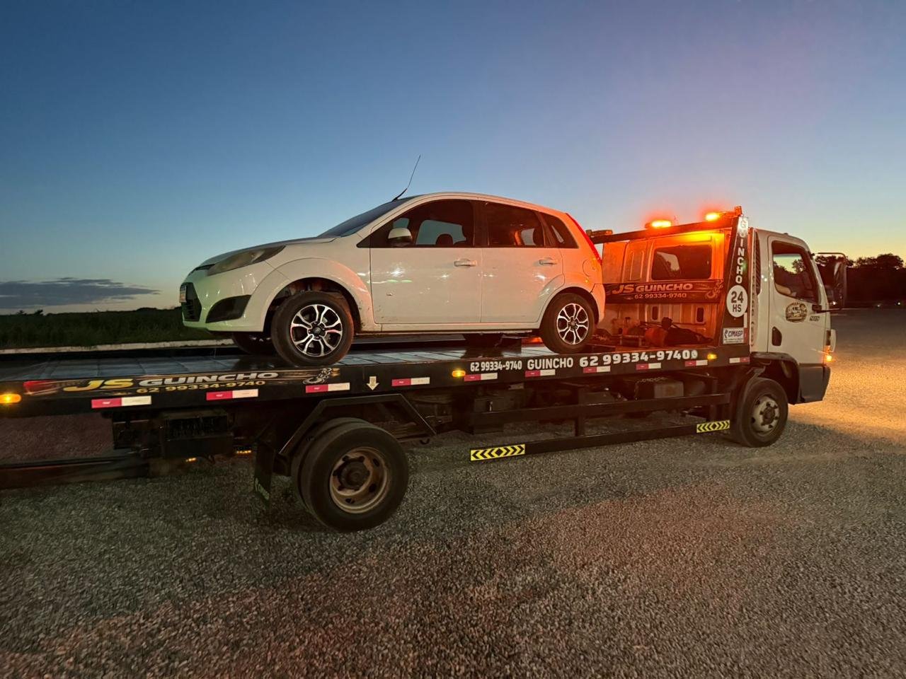 Guincho da JS Locações transportando um veículo