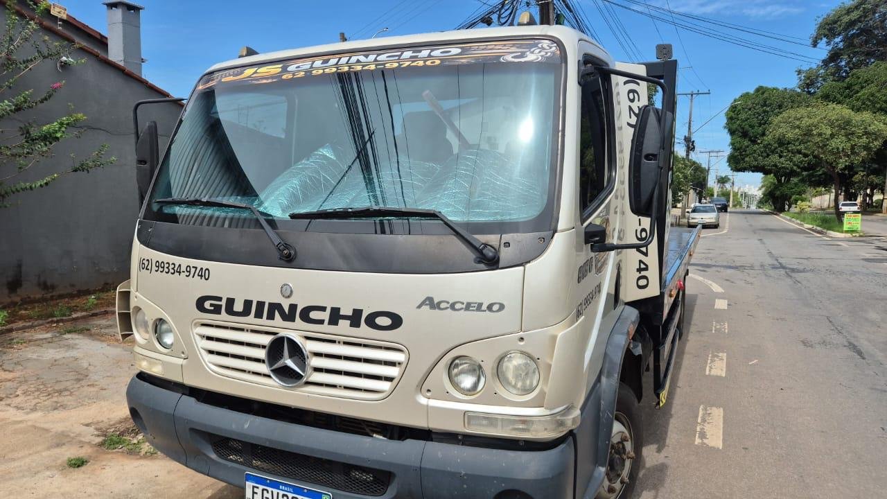 Caminhão-guincho da JS Locações visto de frente